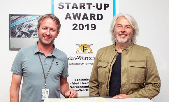 The startup award of e4 TESTIVALS is presented by Thomas Reister (emodrom) and Alexander Nieland (e4 QUALIFICATION)